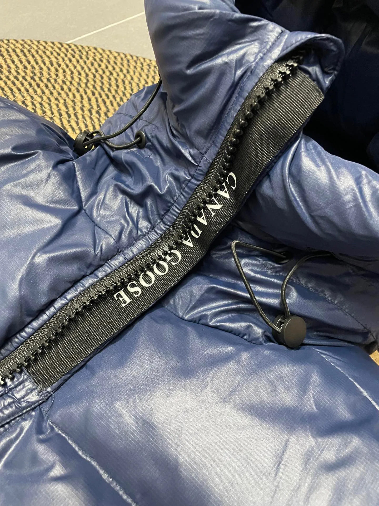 P780 Blue Red Label Top Version 𝘾𝘼𝙉𝘼𝘿𝘼 𝙂𝙊𝙊𝙎𝙀/Canada Goose 2023 Limited New Crofton Puff Down Jacket Pure Guangzhou Inspection 95 White Duck Down Filling‼  Top version, ceiling level‼ Crofton soft bread, the latest style in 2023, has a cold protection effect of up to level 4. It is made of recycled Feather-Light tear-resistant fabric. It is ultra-light and has no weight on the upper body at all! The unique black label highlights your temperament‼  Canada Goose, a Canadian brand, has always been recognized as the warmest down jacket. Various Instagram celebrities, Internet celebrities, and celebrities often wear it for street photos. I do Canada Goose every year, but I still can’t get rid of my love for geese. No matter how cold the winter is, there is no need to be afraid, because there are geese! Filled with 80% white duck down, Canada Goose is the legendary warmest down jacket and is known as a must-have for Arctic outdoor sports! The most popular down jacket in the world, celebrities are rushing to buy it, it is a must-have! Same style for men and women Size: S-XXL